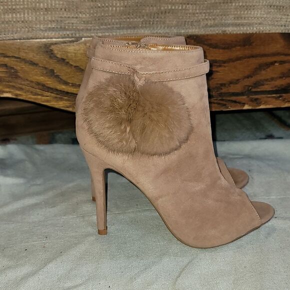Beautiful Shoe Republic L.A. Fuax Suade Booties! - Picture 4 of 9